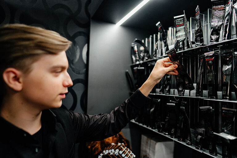 Ausbildung, Ausbildungsplätze 2024, Friseur, Friseurin, Frisur, Azubi, Haarpflege, Friseursalon, Haarschnitt, Auszubildende