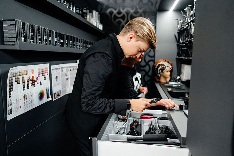Ausbildung, Ausbildungsplätze 2024, Friseur, Friseurin, Frisur, Azubi, Haarpflege, Friseursalon, Haarschnitt, Auszubildende