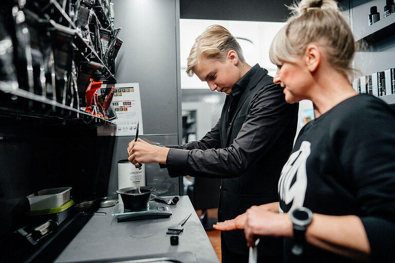 Ausbildung, Ausbildungsplätze 2024, Friseur, Friseurin, Frisur, Azubi, Haarpflege, Friseursalon, Haarschnitt, Auszubildende
