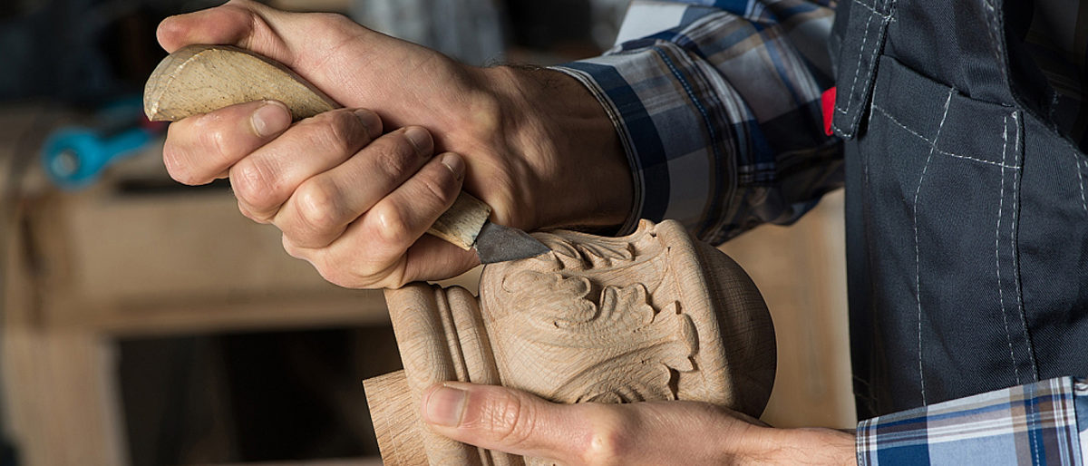 Tischler, Holzbearbeitung, Hand, Zimmerei, Werkzeug, Arbeit, Handwerk, Meißel, Späne, Holz, Werkstatt