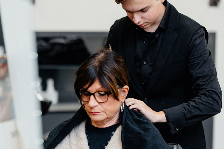 Ausbildung, Ausbildungsplätze 2024, Friseur, Friseurin, Frisur, Azubi, Haarpflege, Friseursalon, Haarschnitt, Auszubildende