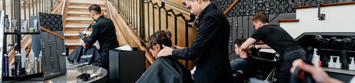 Ausbildung, Ausbildungsplätze 2024, Friseur, Friseurin, Frisur, Azubi, Haarpflege, Friseursalon, Haarschnitt, Auszubildende