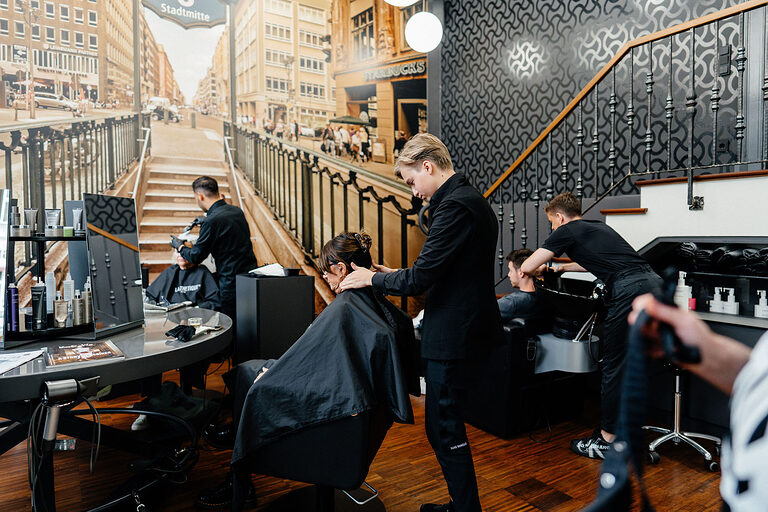 Ausbildung, Ausbildungsplätze 2024, Friseur, Friseurin, Frisur, Azubi, Haarpflege, Friseursalon, Haarschnitt, Auszubildende