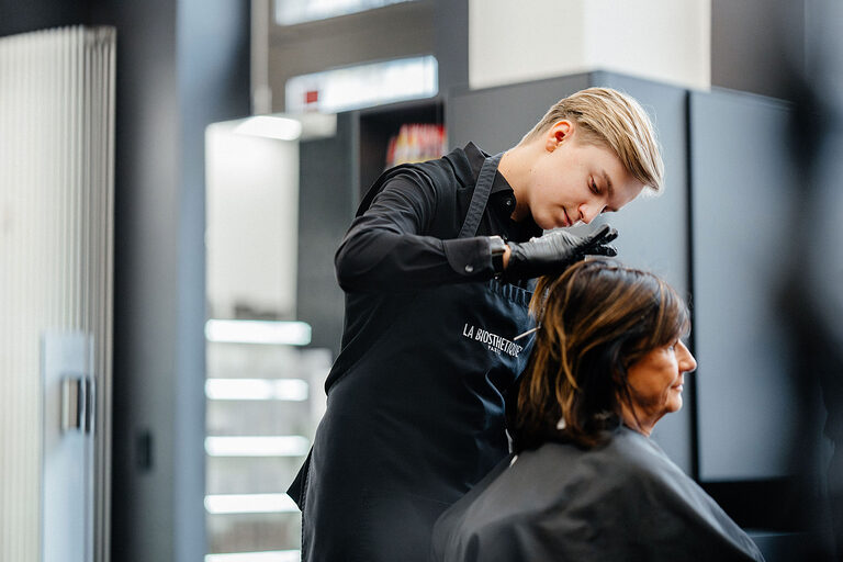 Ausbildung, Ausbildungsplätze 2024, Friseur, Friseurin, Frisur, Azubi, Haarpflege, Friseursalon, Haarschnitt, Auszubildende