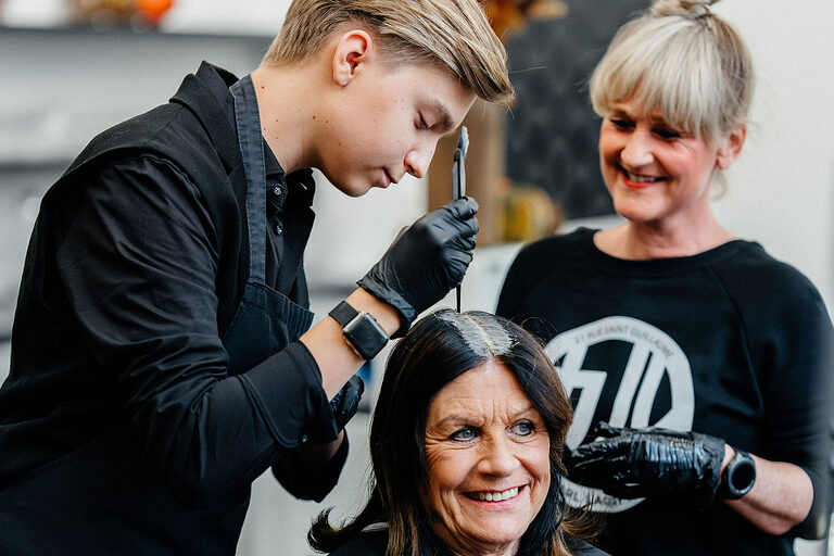 Ausbildung, Ausbildungsplätze 2024, Friseur, Friseurin, Frisur, Azubi, Haarpflege, Friseursalon, Haarschnitt, Auszubildende