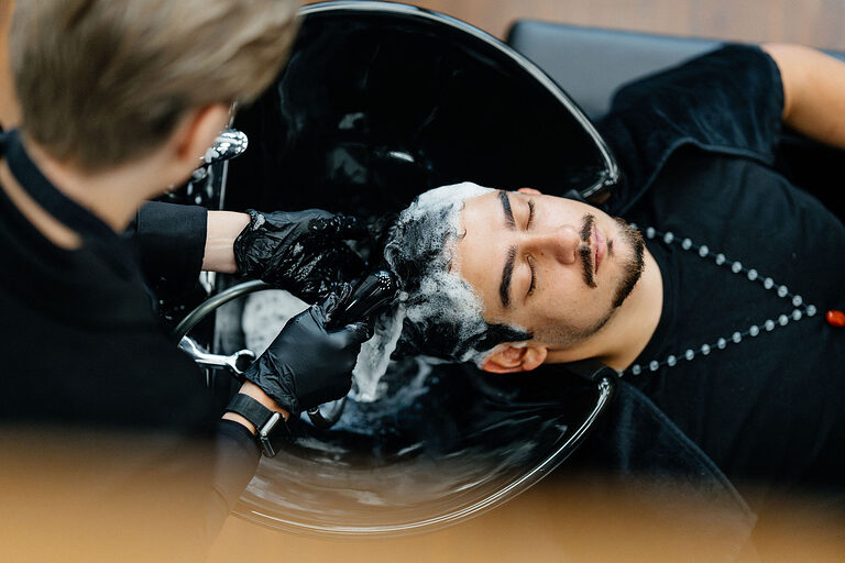 Ausbildung, Ausbildungsplätze 2024, Friseur, Friseurin, Frisur, Azubi, Haarpflege, Friseursalon, Haarschnitt, Auszubildende