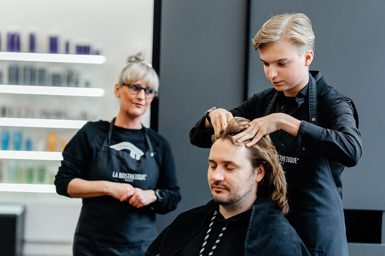 Ausbildung, Ausbildungsplätze 2024, Friseur, Friseurin, Frisur, Azubi, Haarpflege, Friseursalon, Haarschnitt, Auszubildende