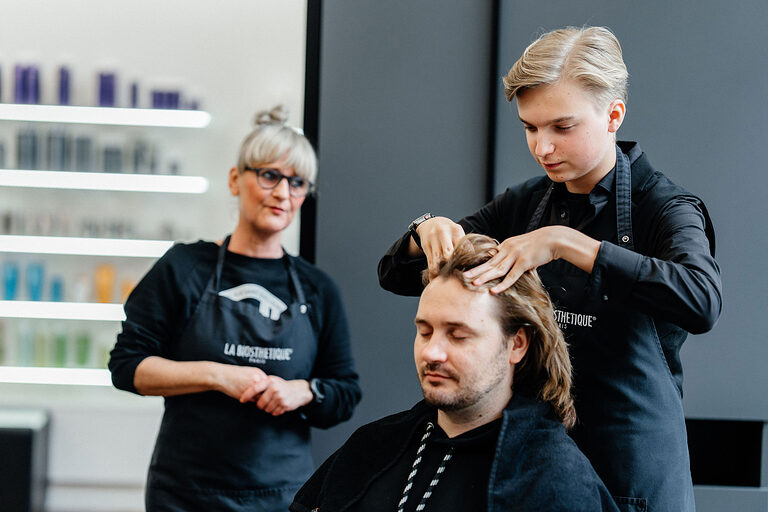 Ausbildung, Ausbildungsplätze 2024, Friseur, Friseurin, Frisur, Azubi, Haarpflege, Friseursalon, Haarschnitt, Auszubildende
