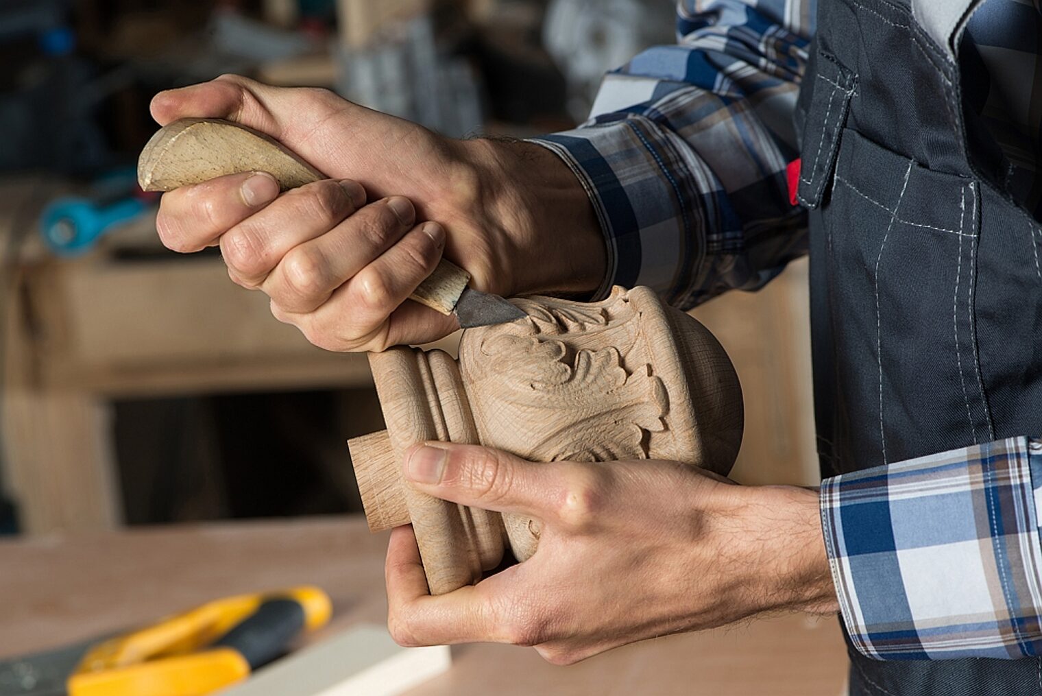 Tischler, Holzbearbeitung, Hand, Zimmerei, Werkzeug, Arbeit, Handwerk, Meißel, Späne, Holz, Werkstatt