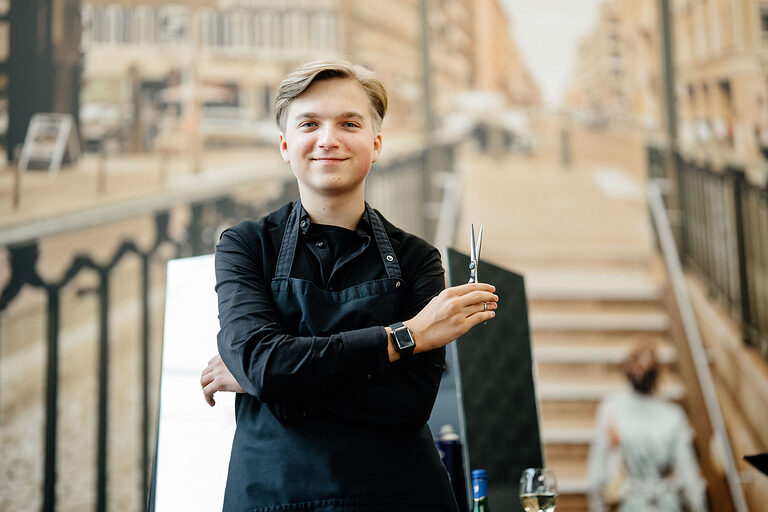 Ausbildung, Ausbildungsplätze 2024, Friseur, Friseurin, Frisur, Azubi, Haarpflege, Friseursalon, Haarschnitt, Auszubildende