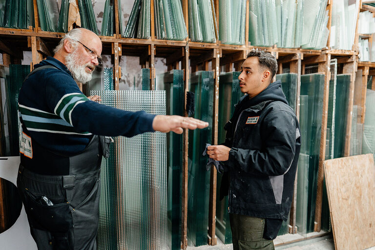 Ausbildung, Ausbildungsplätze 2024, Glaser, Glasbau, Azubi, Fenster, Türen, Schaufenster, Vitrinen Auszubildende