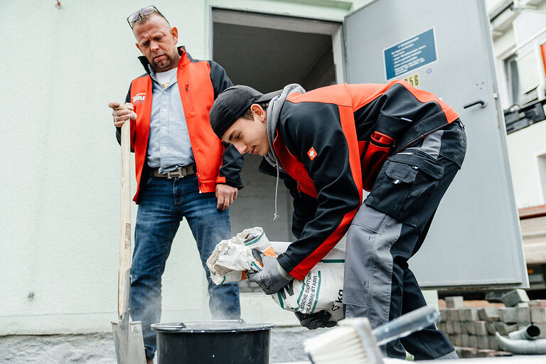 Ausbildung, Ausbildungsplätze 2024, Maurer, Rohbau, Azubi, Baustelle, Beton, Fundament, Gebäude, Bau, Auszubildende, Handwerk