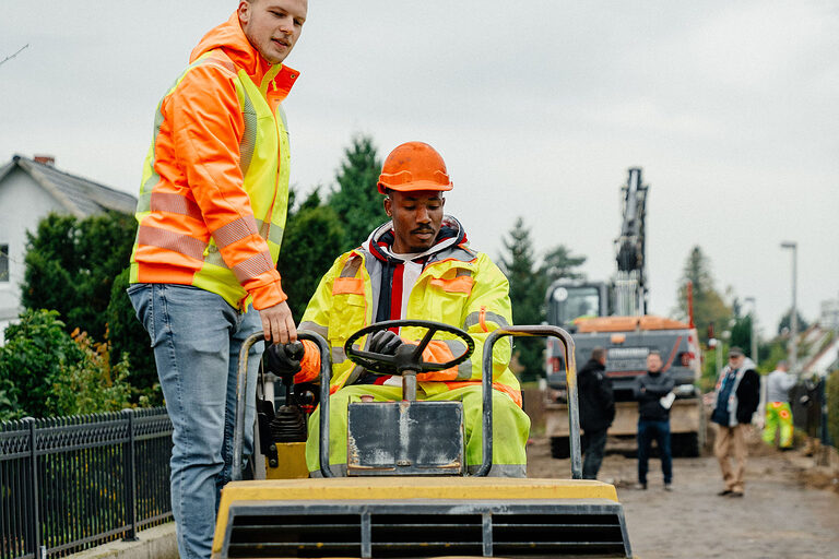 Ausbildung, Ausbildungsplätze 2024, Maurer, Tiefbau, Azubi, Baugrube, Rohrleitung, Straßenbau, Verkehrsweg, Tunnelbau, Bohrung