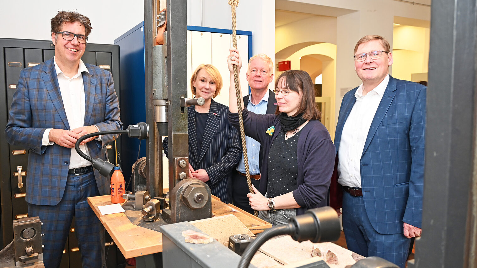 V.l.: Michael Kellner (Parlamentarischer Staatssekretär beim Bundesminister für Wirtschaft und Klimaschutz), Zarth, ZDH-Generalsekretär Holger Schwannecke, Goldschmiedemeisterin Andrea Grimm, Technikmuseumschef Joachim Breuninger bei der ETAK-Eröffnung im Technikmuseum