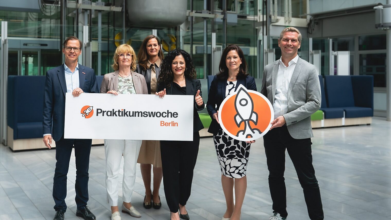 Pressekonferenz, IHK Berlin, Praktikumswoche 2024, Erwachsener, weiblich, Brille, Gruppenfoto
