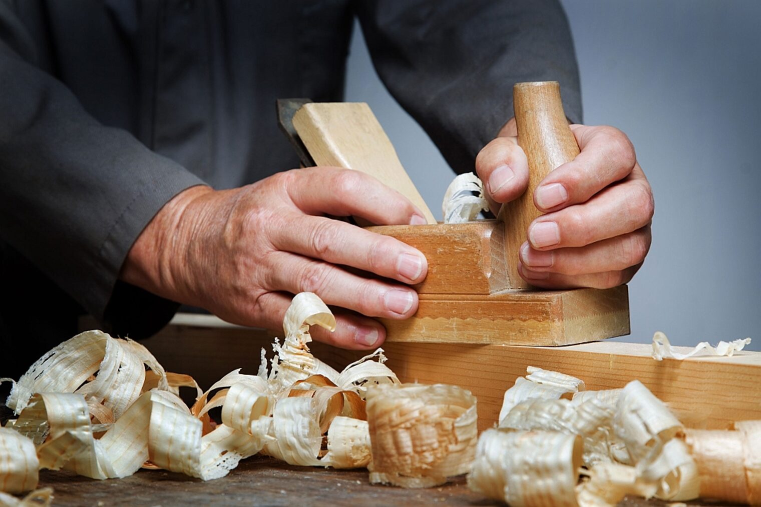 Tischler, Hobel, Holz, Späne, Hände, Handwerk