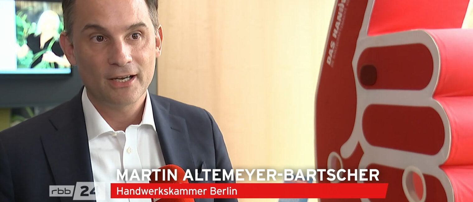 Screenshot der rbb Abendschau vom 17.09.2024: Dr. Altemeyer-Bartscher, Abteilungsleiter Wirtschaftspolitik, im Interview mit der rbb Abendschau.