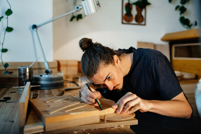 Ausbildung, Ausbildungsplätze 2024, Geigenbauer, Streichinstrument, Werkzeug, Handwerk, Lehrstellenbörse, Azubi, Handwerkskammer