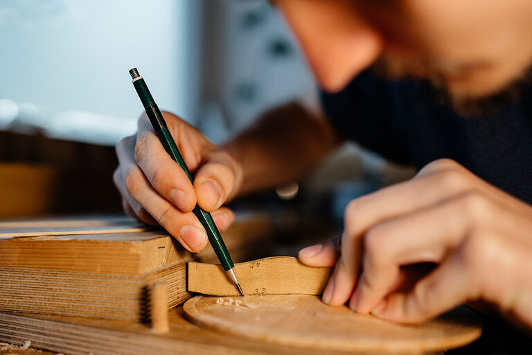 Ausbildung, Ausbildungsplätze 2024, Geigenbauer, Streichinstrument, Werkzeug, Handwerk, Lehrstellenbörse, Azubi, Handwerkskammer