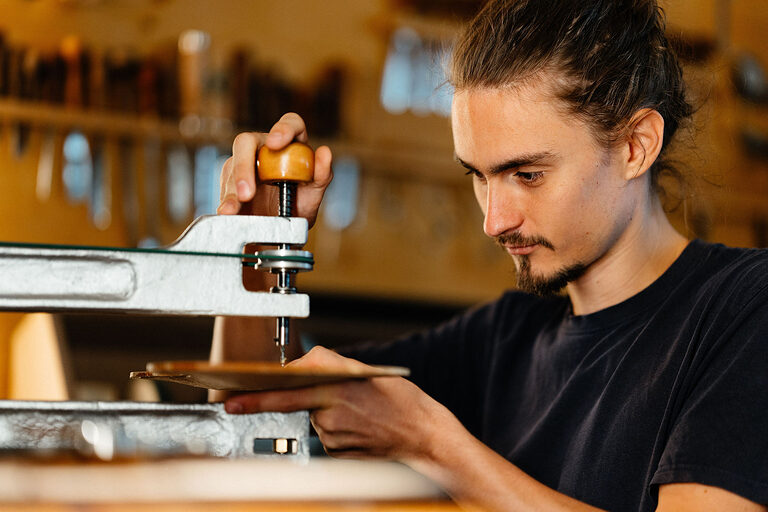 Ausbildung, Ausbildungsplätze 2024, Geigenbauer, Streichinstrument, Werkzeug, Handwerk, Lehrstellenbörse, Azubi, Handwerkskammer