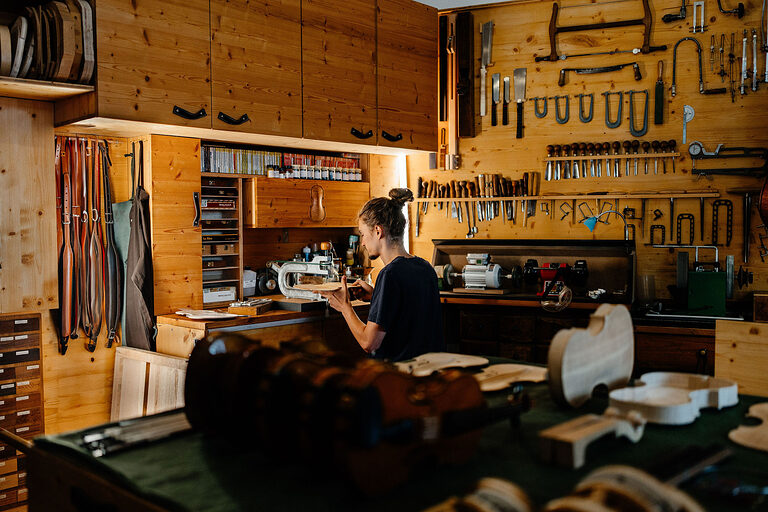 Ausbildung, Ausbildungsplätze 2024, Geigenbauer, Streichinstrument, Werkzeug, Handwerk, Lehrstellenbörse, Azubi, Handwerkskammer