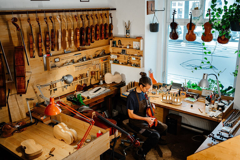 Ausbildung, Ausbildungsplätze 2024, Geigenbauer, Streichinstrument, Werkzeug, Handwerk, Lehrstellenbörse, Azubi, Handwerkskammer