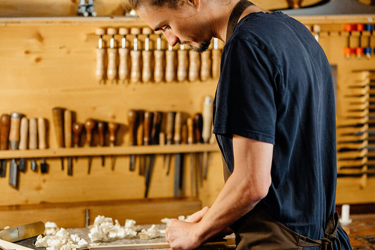Ausbildung, Ausbildungsplätze 2024, Geigenbauer, Streichinstrument, Werkzeug, Handwerk, Lehrstellenbörse, Azubi, Handwerkskammer