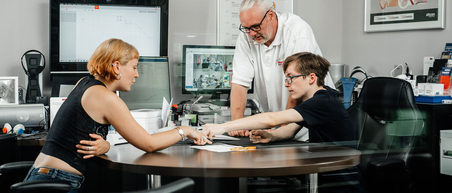 Ausbildung, Ausbildungsplätze 2024, Hörakustiker, Hörgerät, Werkzeug, Handwerk, Lehrstellenbörse, Azubi, Handwerkskammer