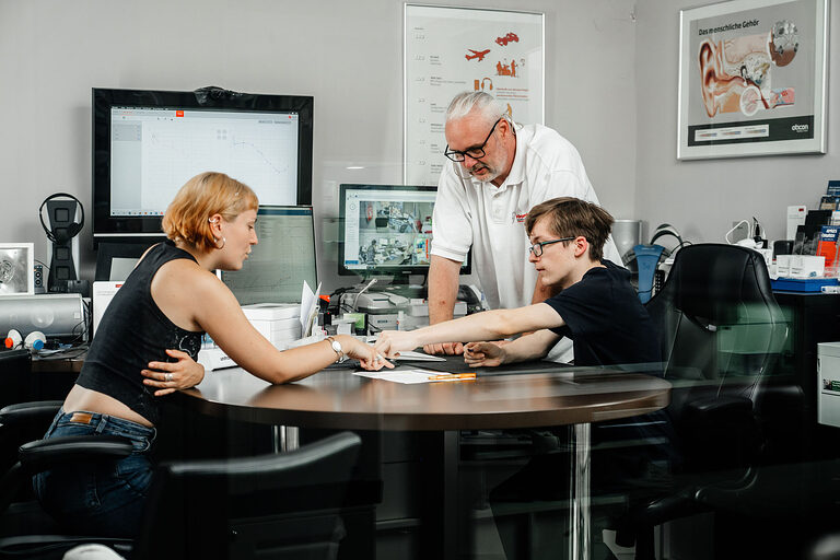 Ausbildung, Ausbildungsplätze 2024, Hörakustiker, Hörgerät, Werkzeug, Handwerk, Lehrstellenbörse, Azubi, Handwerkskammer