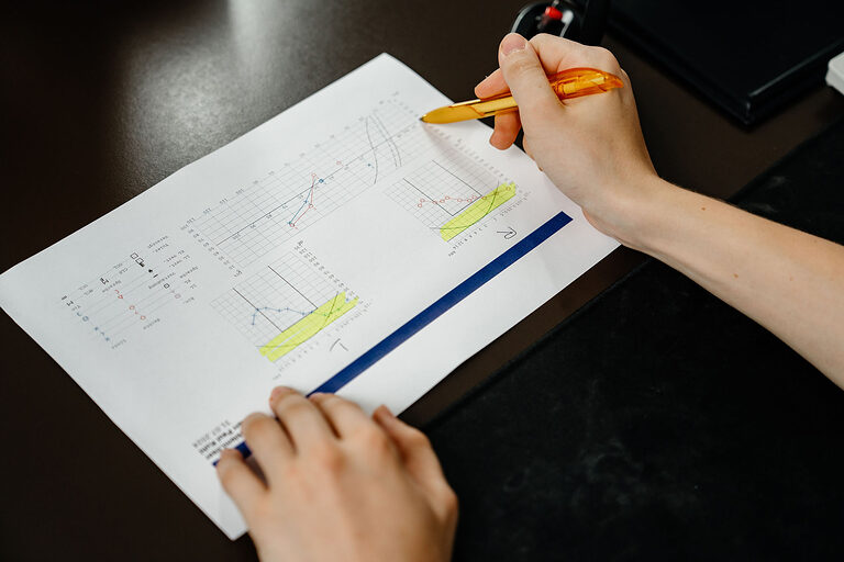 Ausbildung, Ausbildungsplätze 2024, Hörakustiker, Hörgerät, Werkzeug, Handwerk, Lehrstellenbörse, Azubi, Handwerkskammer