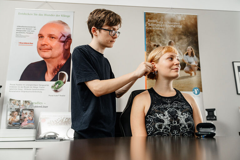 Ausbildung, Ausbildungsplätze 2024, Hörakustiker, Hörgerät, Werkzeug, Handwerk, Lehrstellenbörse, Azubi, Handwerkskammer
