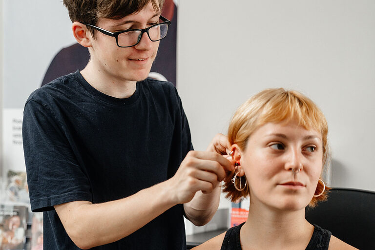 Ausbildung, Ausbildungsplätze 2024, Hörakustiker, Hörgerät, Werkzeug, Handwerk, Lehrstellenbörse, Azubi, Handwerkskammer