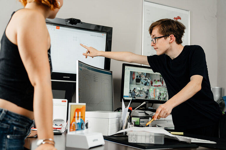 Ausbildung, Ausbildungsplätze 2024, Hörakustiker, Hörgerät, Werkzeug, Handwerk, Lehrstellenbörse, Azubi, Handwerkskammer