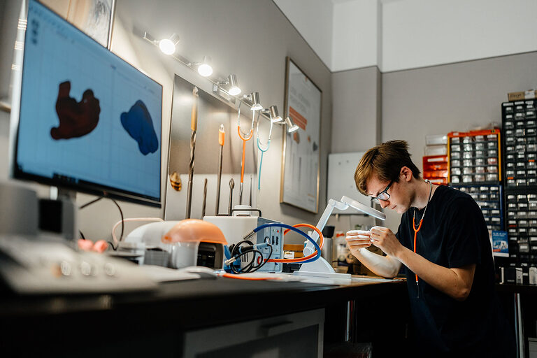 Ausbildung, Ausbildungsplätze 2024, Hörakustiker, Hörgerät, Werkzeug, Handwerk, Lehrstellenbörse, Azubi, Handwerkskammer
