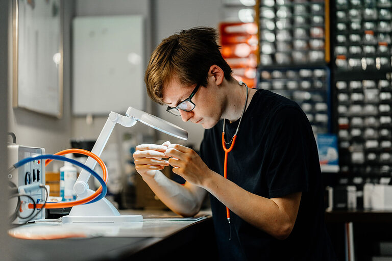 Ausbildung, Ausbildungsplätze 2024, Hörakustiker, Hörgerät, Werkzeug, Handwerk, Lehrstellenbörse, Azubi, Handwerkskammer