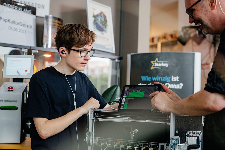 Ausbildung, Ausbildungsplätze 2024, Hörakustiker, Hörgerät, Werkzeug, Handwerk, Lehrstellenbörse, Azubi, Handwerkskammer