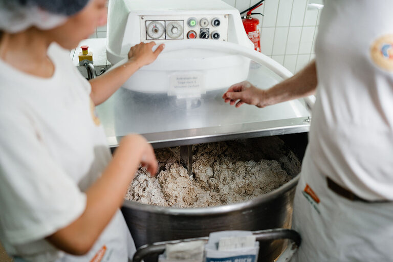 Ausbildung, Ausbildungsplätze 2024, Bäckerei, Bäcker, Brot, Lehrstellenbörse, Beruf, Auszubildende, Handwerkskammer, Teig