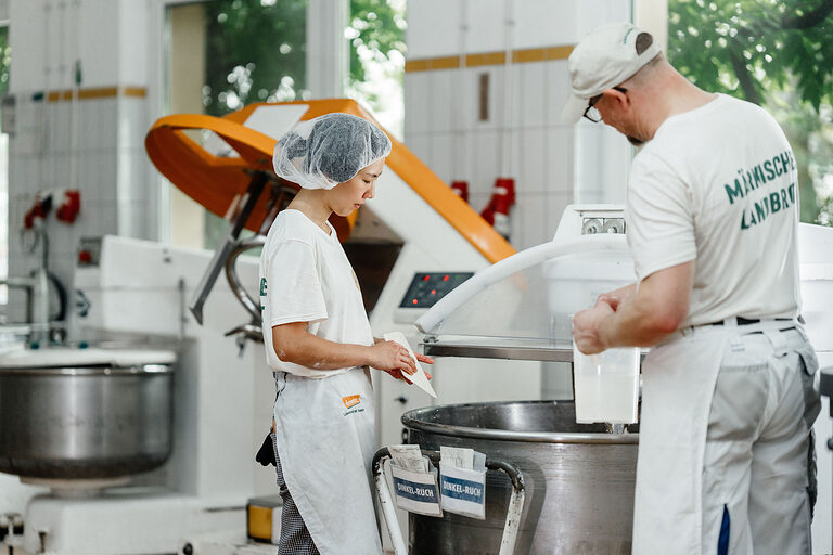 Ausbildung, Ausbildungsplätze 2024, Bäckerei, Bäcker, Brot, Lehrstellenbörse, Beruf, Auszubildende, Handwerkskammer, Teig