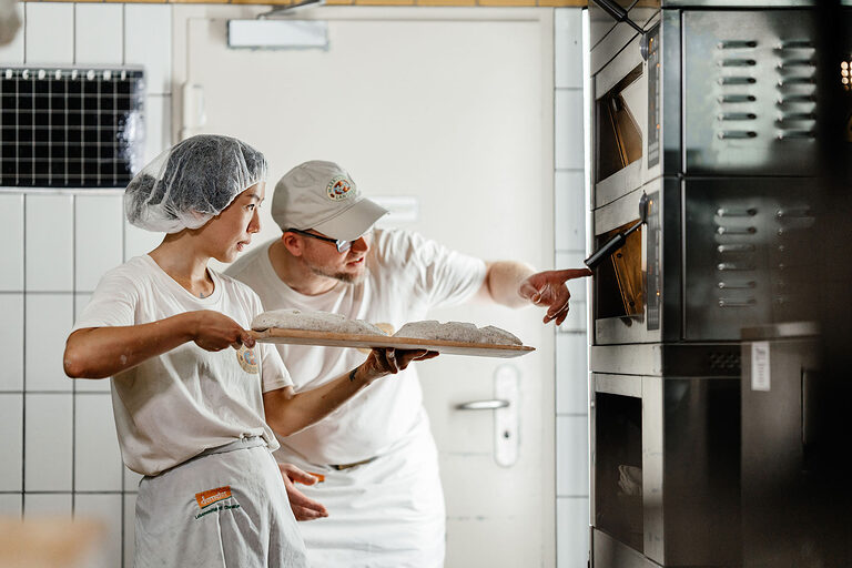 Ausbildung, Ausbildungsplätze 2024, Bäckerei, Bäcker, Brot, Lehrstellenbörse, Beruf, Auszubildende, Handwerkskammer, Teig