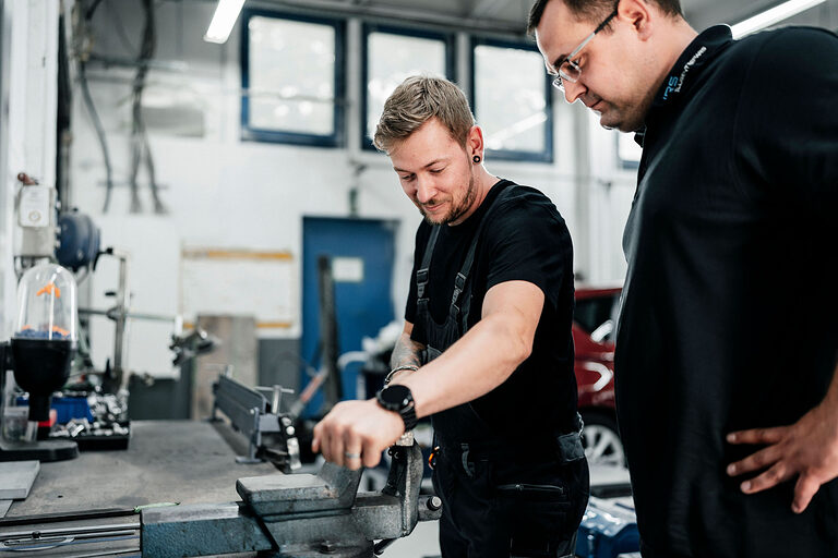 Ausbildung, Ausbildungsplätze 2024, Karosserie, Fahrzeugbaumechaniker, Kfz-Werkstatt, Beruf, Auszubildende, Handwerkskammer