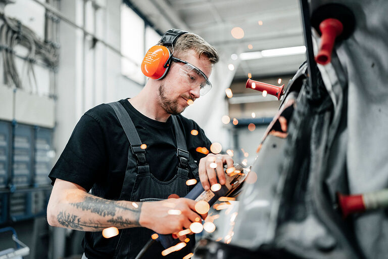 Ausbildung, Ausbildungsplätze 2024, Karosserie, Fahrzeugbaumechaniker, Kfz-Werkstatt, Beruf, Auszubildende, Handwerkskammer