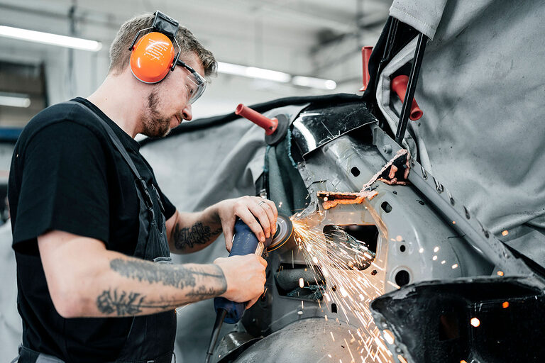 Ausbildung, Ausbildungsplätze 2024, Karosserie, Fahrzeugbaumechaniker, Kfz-Werkstatt, Beruf, Auszubildende, Handwerkskammer