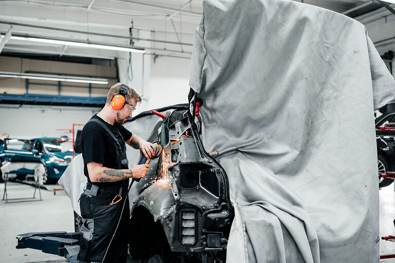 Ausbildung, Ausbildungsplätze 2024, Karosserie, Fahrzeugbaumechaniker, Kfz-Werkstatt, Beruf, Auszubildende, Handwerkskammer