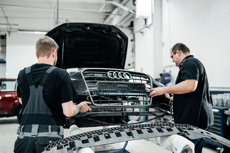 Ausbildung, Ausbildungsplätze 2024, Karosserie, Fahrzeugbaumechaniker, Kfz-Werkstatt, Beruf, Auszubildende, Handwerkskammer
