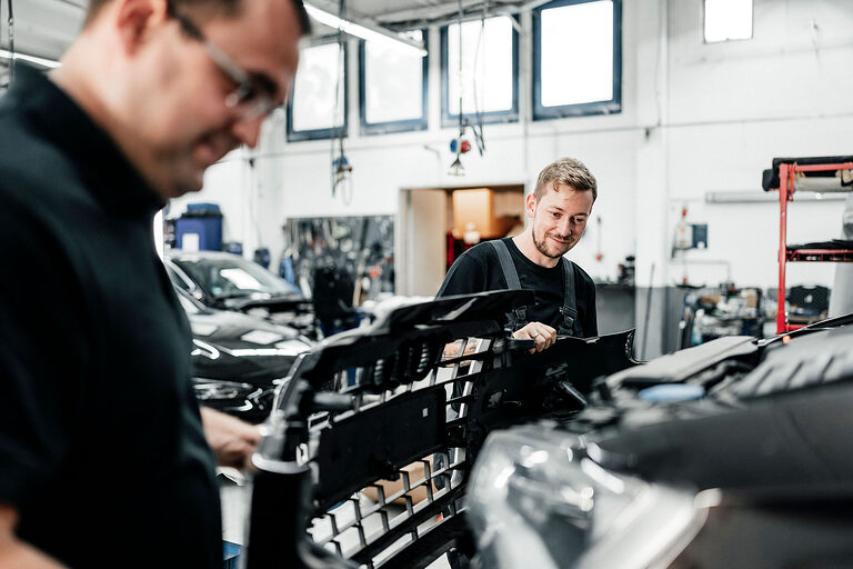 Ausbildung, Ausbildungsplätze 2024, Karosserie, Fahrzeugbaumechaniker, Kfz-Werkstatt, Beruf, Auszubildende, Handwerkskammer
