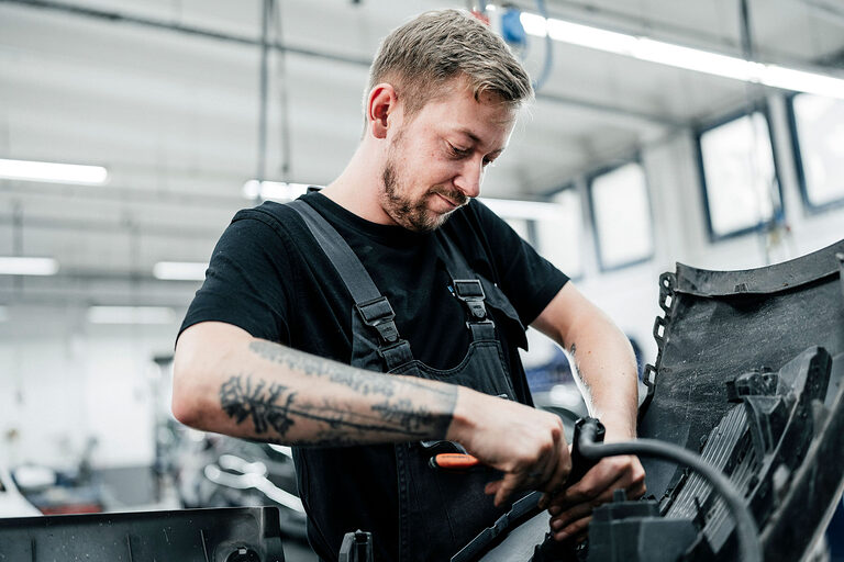 Ausbildung, Ausbildungsplätze 2024, Karosserie, Fahrzeugbaumechaniker, Kfz-Werkstatt, Beruf, Auszubildende, Handwerkskammer