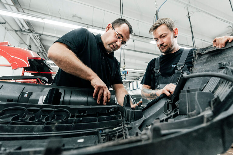 Ausbildung, Ausbildungsplätze 2024, Karosserie, Fahrzeugbaumechaniker, Kfz-Werkstatt, Beruf, Auszubildende, Handwerkskammer