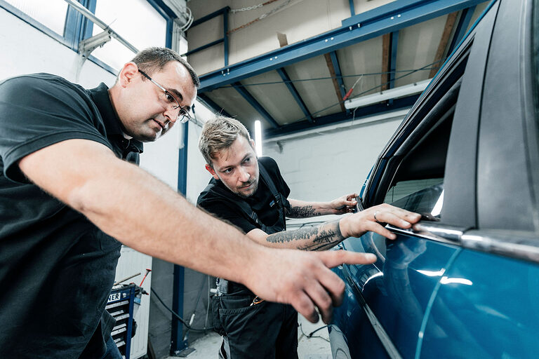 Ausbildung, Ausbildungsplätze 2024, Karosserie, Fahrzeugbaumechaniker, Kfz-Werkstatt, Beruf, Auszubildende, Handwerkskammer