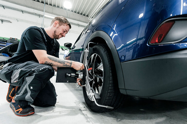 Ausbildung, Ausbildungsplätze 2024, Karosserie, Fahrzeugbaumechaniker, Kfz-Werkstatt, Beruf, Auszubildende, Handwerkskammer