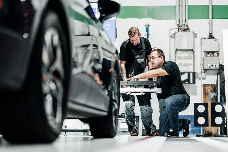 Ausbildung, Ausbildungsplätze 2024, Karosserie, Fahrzeugbaumechaniker, Kfz-Werkstatt, Beruf, Auszubildende, Handwerkskammer